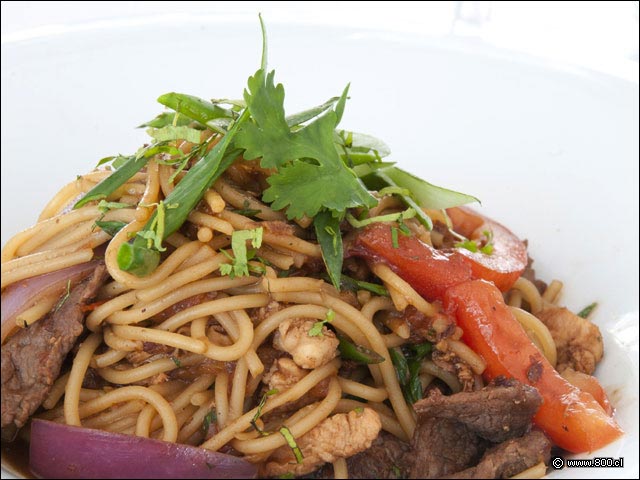 Detalle de pasta, pollo y lomo en Tallar�n Saltado. - Cebicher�a Constituci�n