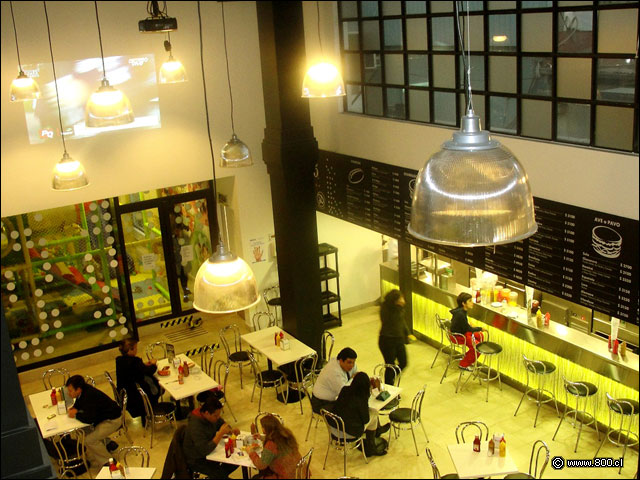 Interior del local visto desde el segundo piso - Domin� (�u�oa)