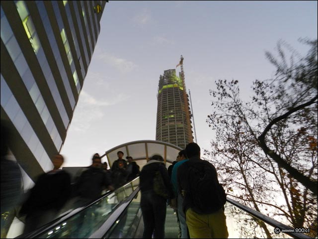 Escalera a la Pasarela - Costanera Center