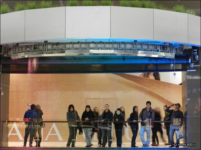 Pblico mirando la cascada de agua - Costanera Center