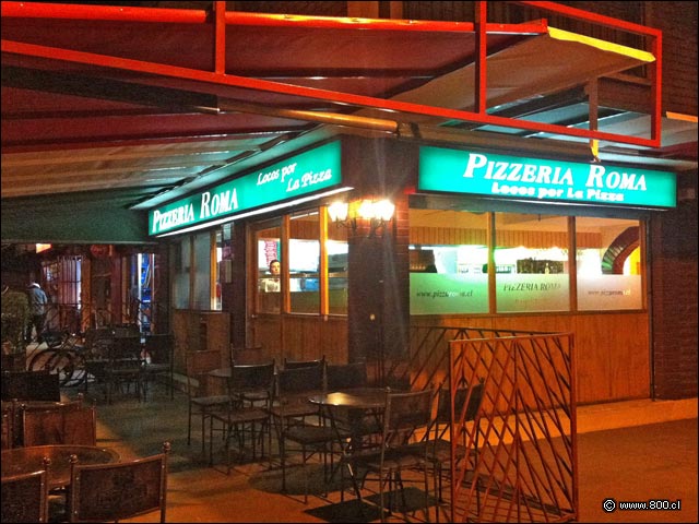 Fachada de noche de la Pizzeria Roma - Pizzera Roma - La Reina