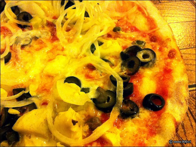 Detalle pizza cebolla, aceitunas y fondos de alcachofa - Pizzera Roma - La Reina