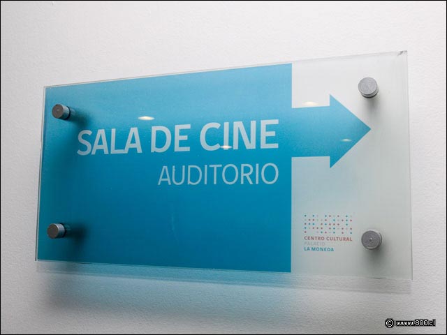 Letrero a Sala de Cine - Centro Cultural Palacio La Moneda