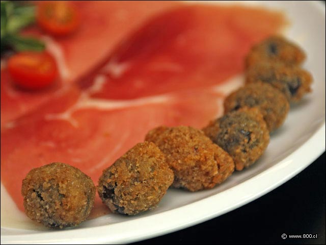 Aceitunas de Azapa apanadas en Tabla italiana - Santa Brasa Costanera Center