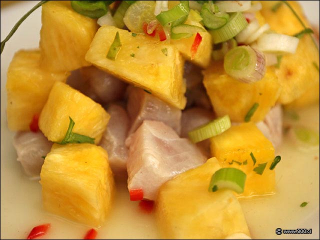 Dados de Pescado y Pia macerados en limn en Pineapple Fish - Alfresco (Las Condes)