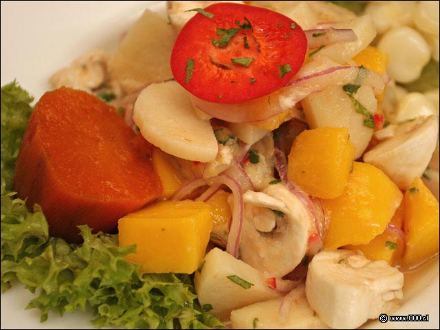 Palmitos, championes, alcachofa y dados de mango en Cebiche Vegetariano - Alfresco (Las Condes)