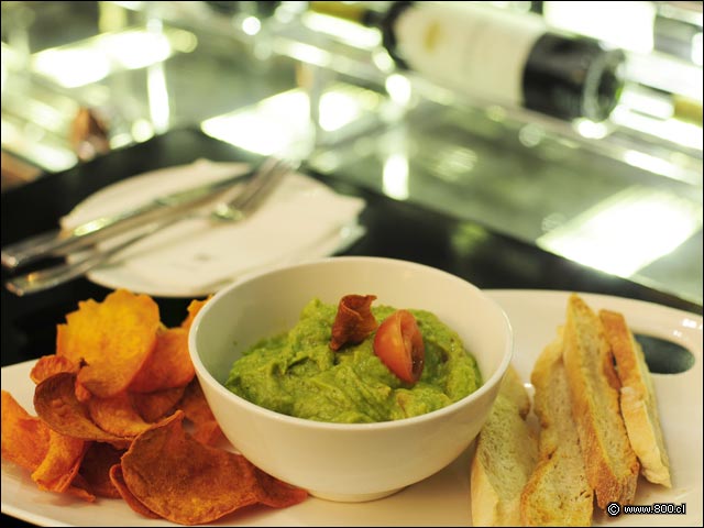 Chips de maz con mouse de palta - Lounge W Santiago Hotel 4 Piso