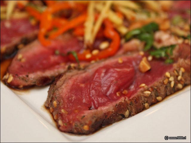 Primer plano de Tataki de Lomo del restaurante de hotel Amaranto - Amaranto