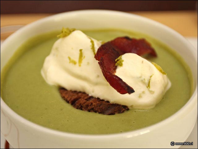 Crema de Habas con Crut�n con Espuma ��cida y Chip de Tocino - Amaranto