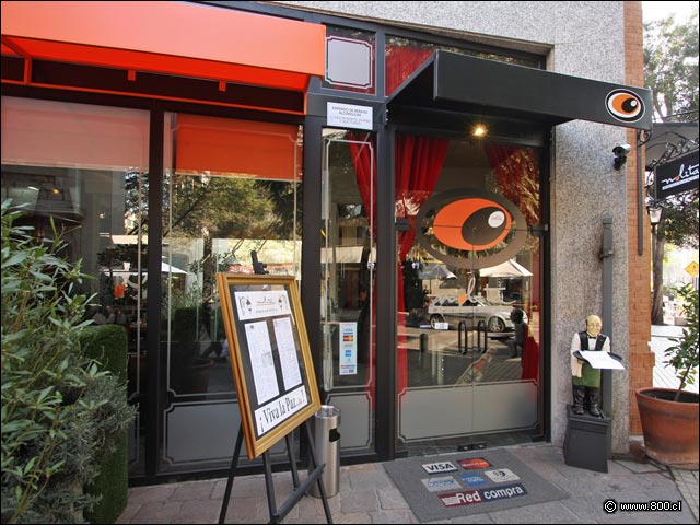 Entrada al restaurante Nolita de Barrio Lastarrias