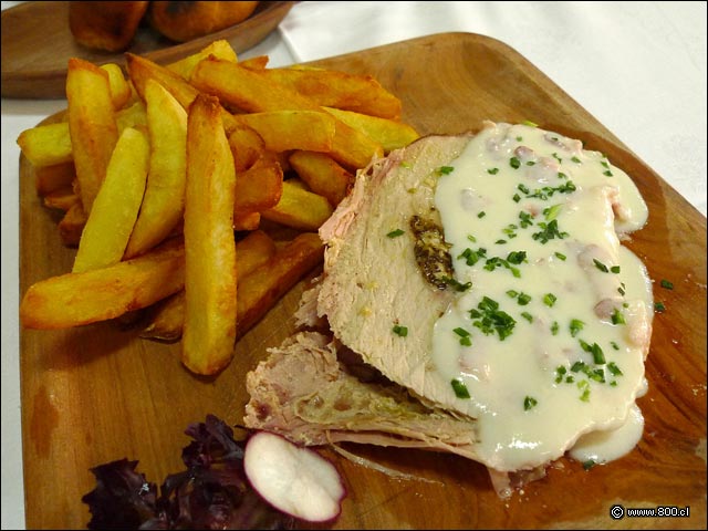 Pierna de cerdo con papas fritas y ensalada - La Bodeguita de Muoz  San Esteban