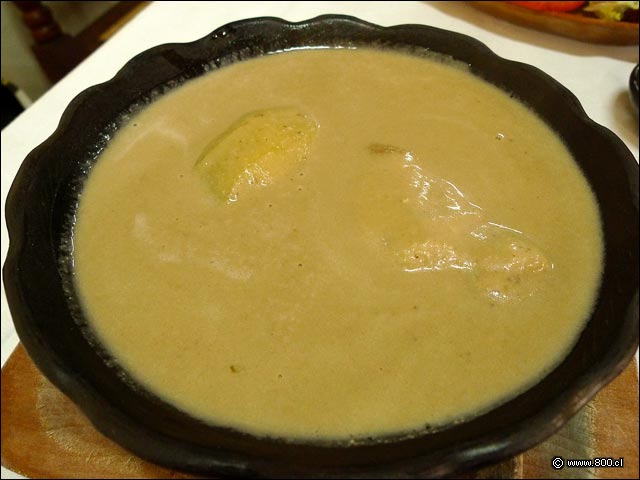 Alucinante Cazuela nogada en plato de greda - La Bodeguita de Muoz  San Esteban