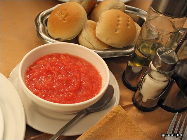 Pan amasado y tomate triturado - Restaurante Colo-Colo (Romeral)