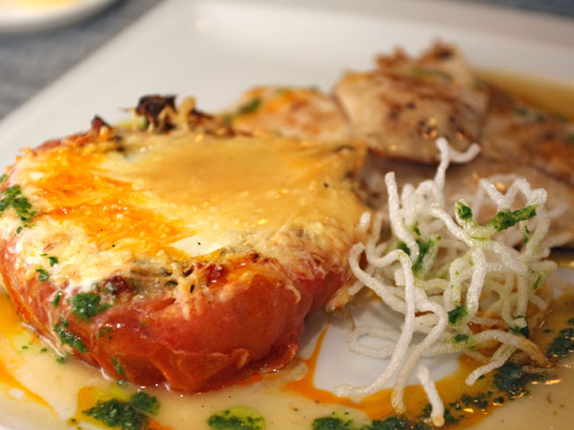 Tomate relleno de ratatouille en Tilapia en Salsa de Champagne