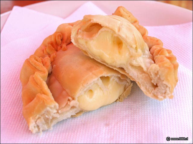 Empanada de Queso - La Miga