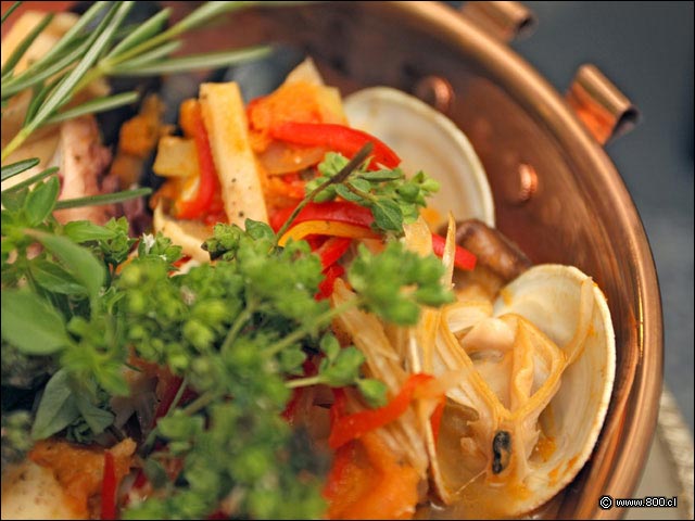 Detalle de Verduras y Almejas en Cataplana de Mariscos - El Cid - Hotel Sheraton