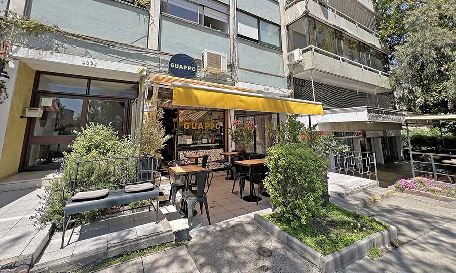 Fachada de Guappo Bistr Bar en Pocuro con Tobalaba