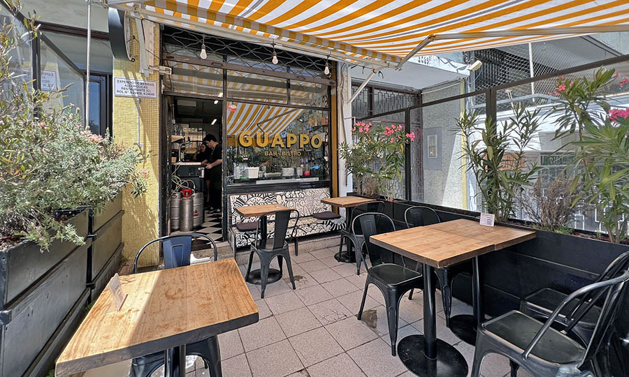 La terraza y mesitas de Guappo Bistr