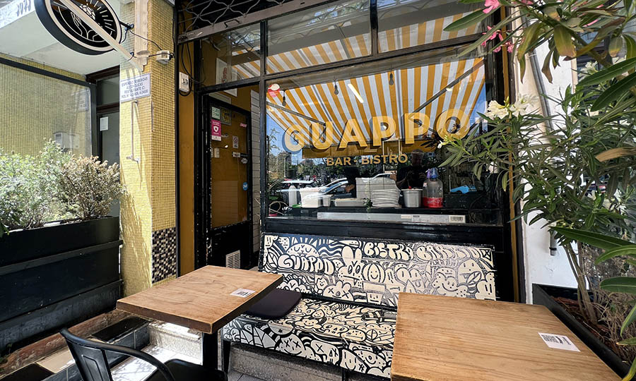 La terraza y mesitas de Guappo Bistr