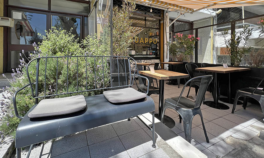 La terraza y mesitas de Guappo Bistr