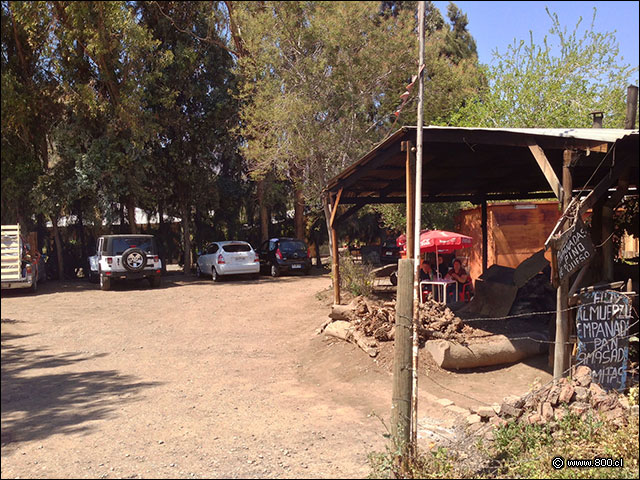 Acceso al estacionamiento del restaurante - El Rancho de Doa Mara