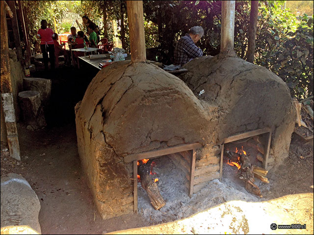 Hornos de barro y mesas en terraza tipo ramada - El Rancho de Doa Mara