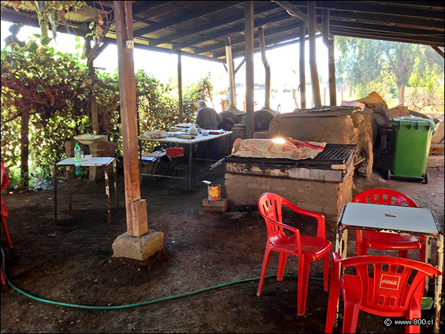 Mesas y parrilla del restaurante - El Rancho de Doa Mara