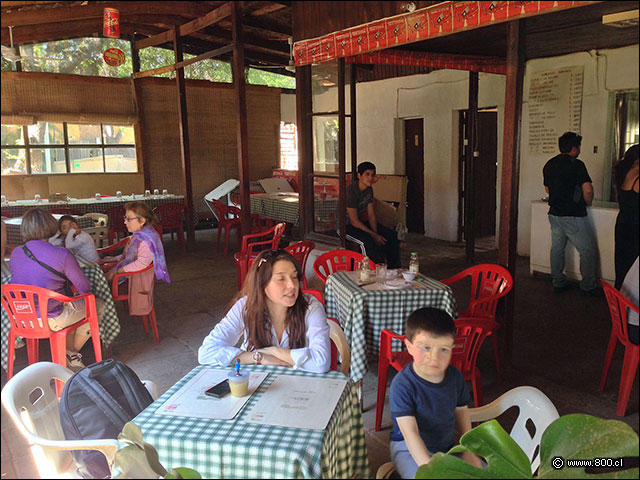 Mesas al interior del restaurante Rancho de Doa Mara - El Rancho de Doa Mara