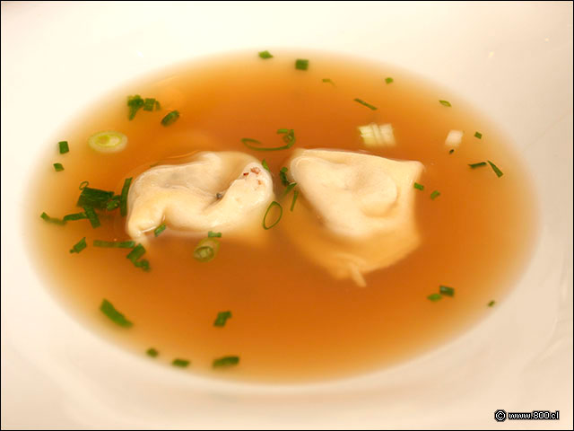 Tortellini in brodo, pasta rellena servida en caldo de carne