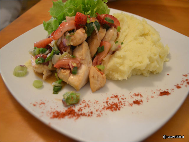  Pollo con fresas acompaado de pur de fondo del men - El Verde, que te quiero verde