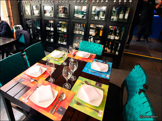 Postura de mesa y wine dispenser - La Mar Cebichera
