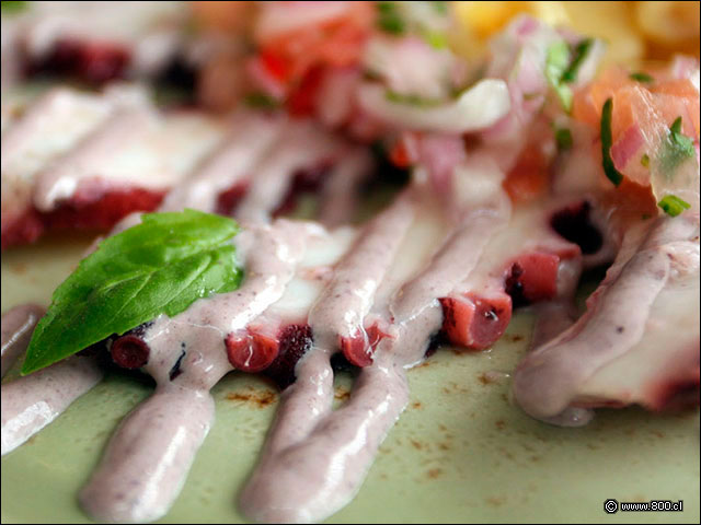 Detalle de lminas de pulpo en Tiradito de Pulpo - La Mar Cebichera
