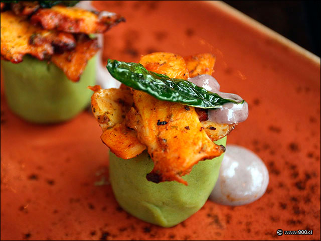 Lminas de Pulpo Sobre papa machacada con huacatay - La Mar Cebichera