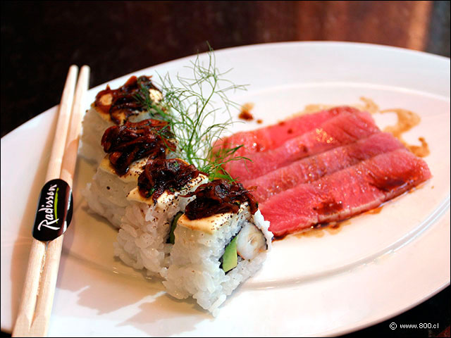 Roll Nikkei y Sashimi de At�n - Brick (Radisson Plaza Santiago)