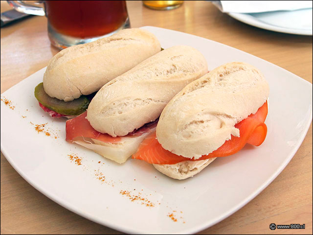 Montaditos de Salmn Ahumado, Serrano y Salame - Pepinillo - Sangucados