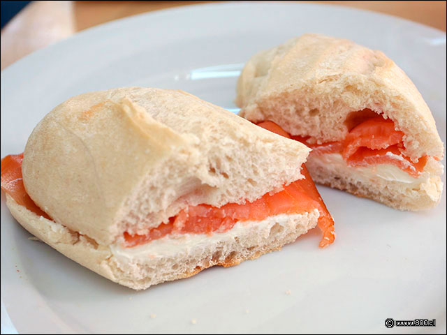 Montadito de Salmn y Queso Crema - Sangucados