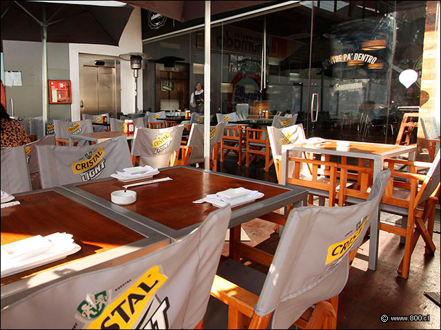 Mesas en la terraza - La Sangucher�a (Vitacura)