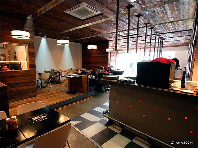Vista general del sal�n y la barra - La Sangucher�a (Vitacura)