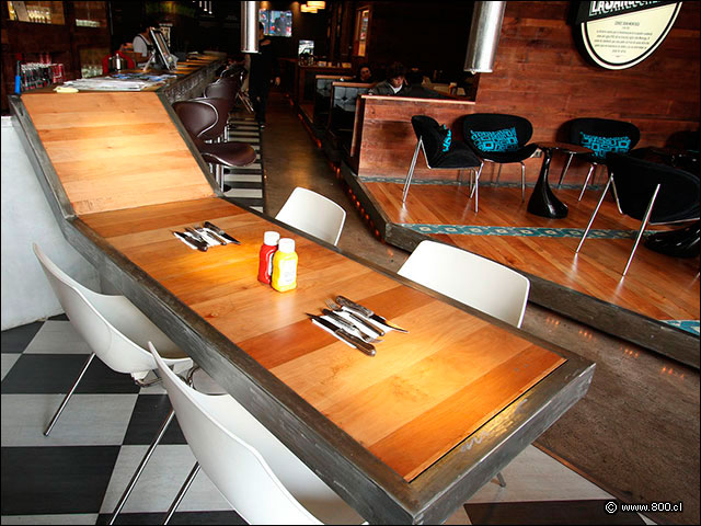 Detalle de la entretenida mesa en la entrada - La Sangucher�a (Vitacura)