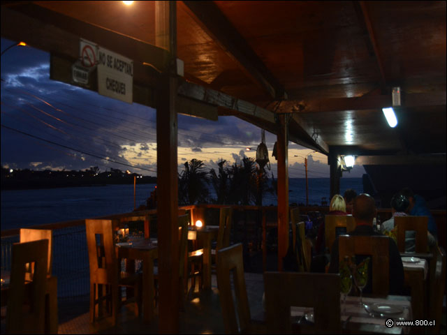 Crepsculo en la Terraza de la Taverne - La Taverne du Pecheurs (Isla de Pascua)