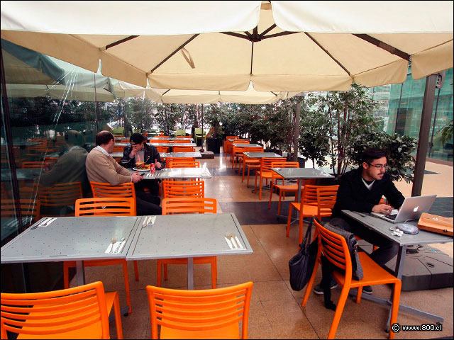 Mesas en la terraza del Centro C�vico de Las Condes - Maldito Chef