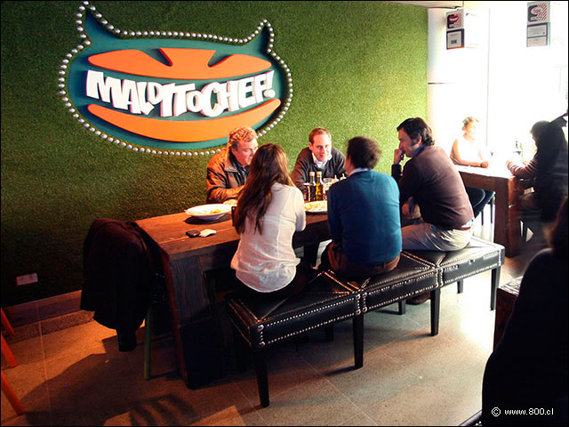 Mes�n frente al logo - Maldito Chef