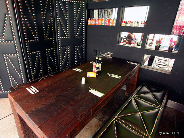 Detalle de uno de los mesones de madera - Maldito Chef