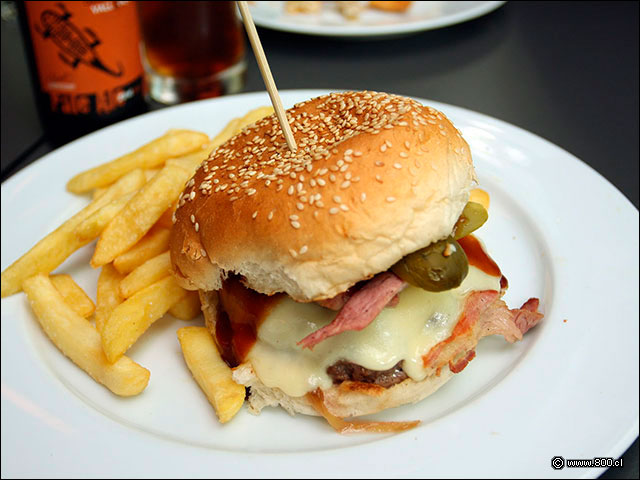 Hamburguesa Che, queso mantecoso, pepinillos, tocino, cebolla estofada, mayonesa y salsa bbq - Maldito Chef
