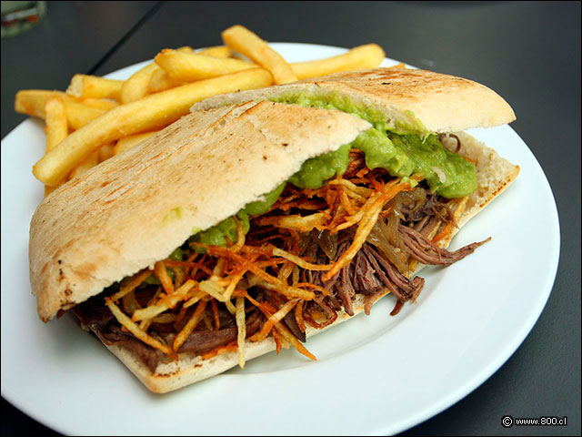 Jugoso, plateada desmechada, palta, champi�ones y cebolla - Maldito Chef