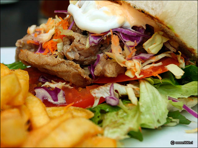 Porky, carne de cerdo confitada, tomate, lechuga, colesaw, sriracha (salsa picante tailandesa) - Maldito Chef