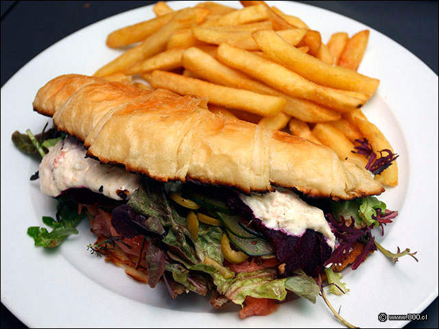 Sandwich de Salm�n ahumado, pepino encurtido, betarragas laminadas, lechuga, aceitunas verdes y salsa t�rtara - Maldito Chef