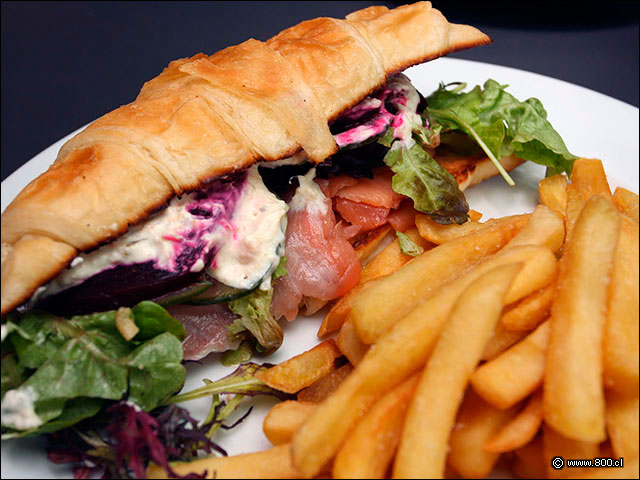 El mix del s�ndwich Salm�n de Maldito Chef, en Croisant y acompa�ado por Papas Fritas  - Maldito Chef