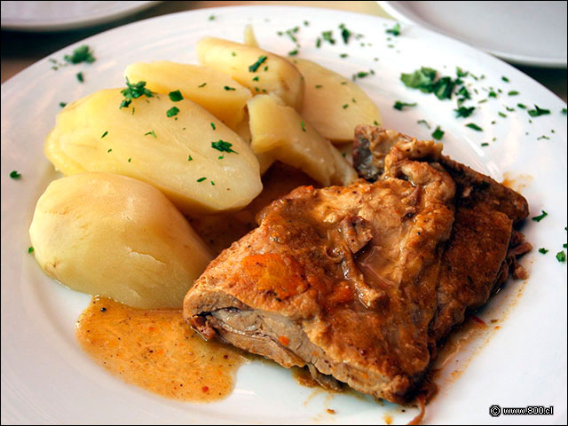 Costillar con papas cocidas