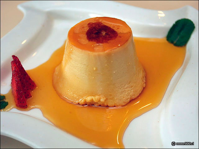 Flan de caramelo con entro de cheese cake - Sakura Express (La Dehesa)